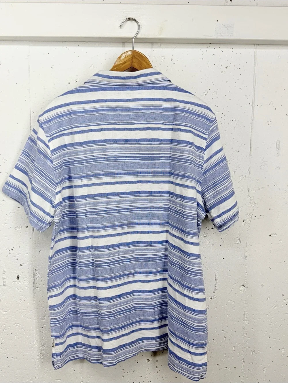 Ben Sherman Men’s Large blue and white striped button-down camp shirt